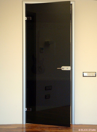 Межкомнатная дверь из черного стекла с зеркальным напылением Planebel Black Pearl